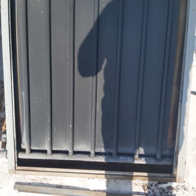 צל של אדם על לוח זכוכית כהה