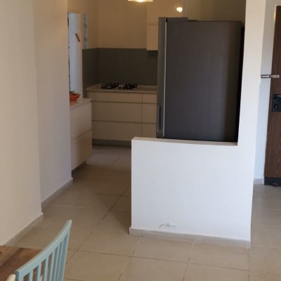 מטבח משופץ עם מקרר חדש ותאורה תלויה