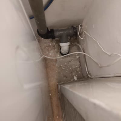 צינור ביוב עם חיבורי פלסטיק ופינה מלוכלכת