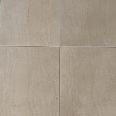 רצפת אריחים בהירה עם קווים ישרים