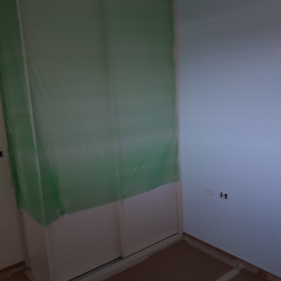 קיר צבוע, ניילון ירוק מכסה ארון, רצפה מכוסה