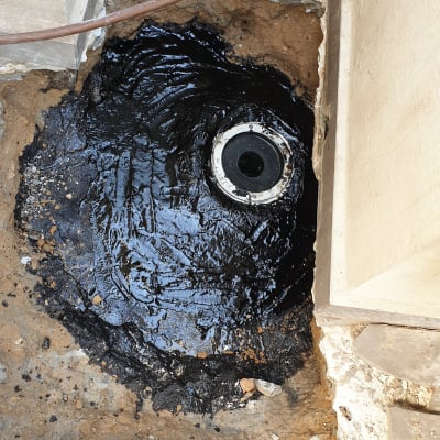 איטום סביב צינור עם חומר שחור