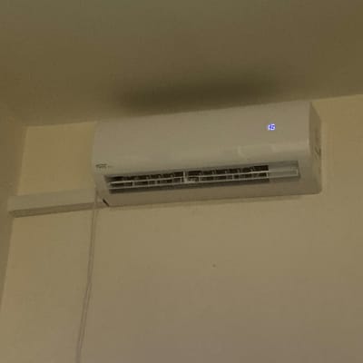 מזגן מותקן על קיר עם תצוגת טמפרטורה