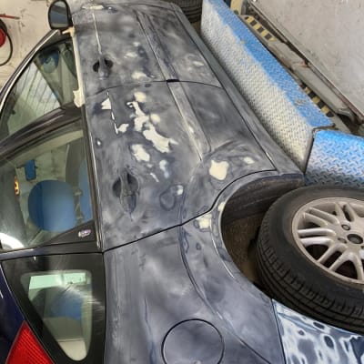 רכב בתהליך שיוף וצבע במוסך תיקונים