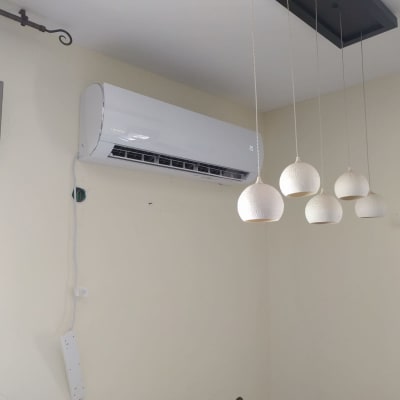 מזגן מותקן על קיר עם כבל חשמל לבן