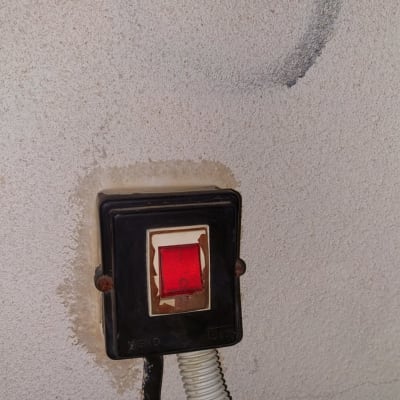 מתג חשמלי עם כבל על קיר