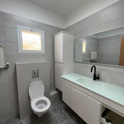 חדר אמבטיה משופץ עם כיור וברז חדשים