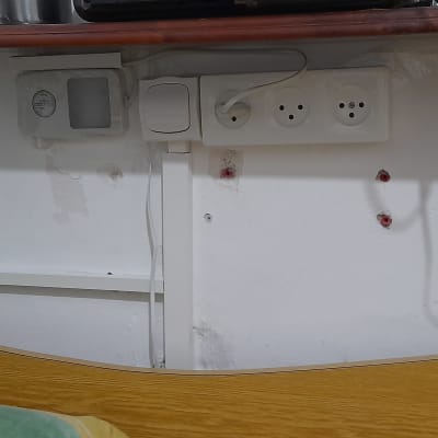 שקעי חשמל ולוח חשמל על קיר לבן