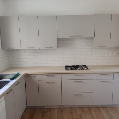 מטבח משופץ עם ארונות חדשים וכיריים מותקנים