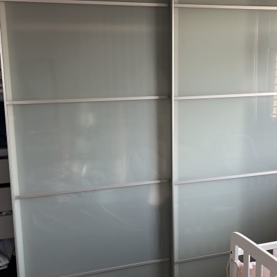 ארון בגדים עם דלתות הזזה מזכוכית חלבית