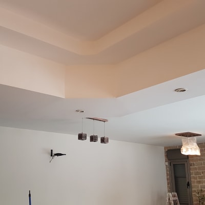 תקרה צבועה בלבן עם גופי תאורה תלויים