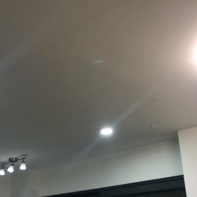 תאורה תקרה עם מנורות לד ומנורה תלויה