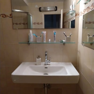 כיור אמבטיה עם ברז וכיור לבן