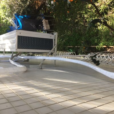 יחידת מיזוג אוויר עם צינורות חשמל על גג