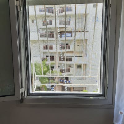 מסגרת חלון אלומיניום עם רשת נגד יתושים