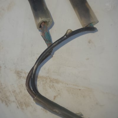 חוטי חשמל עם מחברים מבודדים