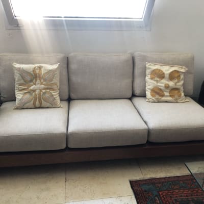 כריות מעוצבות על ספה עם ריפוד בהיר