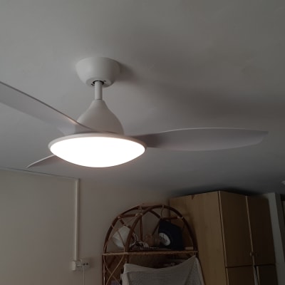 מאוורר תקרה עם תאורה דולקת