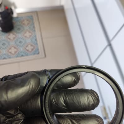 יד עם כפפה מחזיקה טבעת גומי שחורה