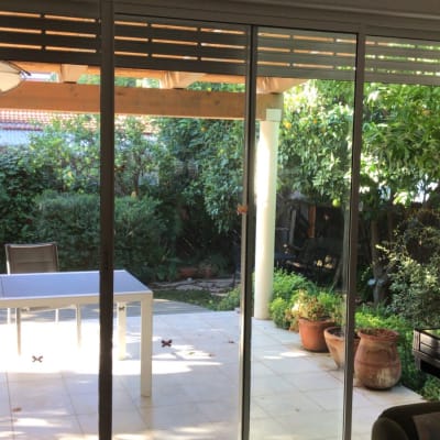 דלת הזזה מאלומיניום עם חלונות זכוכית