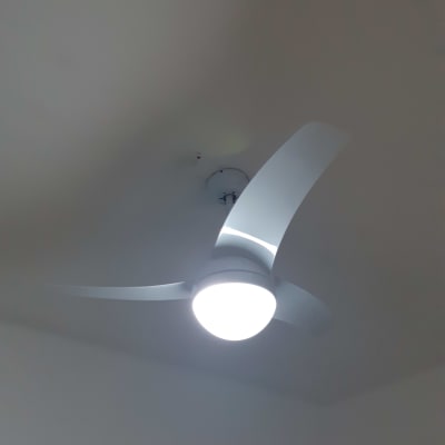 מאוורר תקרה עם תאורה דולקת