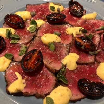 פרוסות בשר עם עגבניות שרי ורוטב צהוב