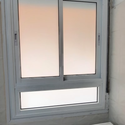 חלון אלומיניום עם זכוכית חלבית