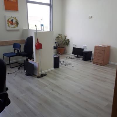 רצפת פרקט עץ בהירה במשרד עם כיסאות ומחשב