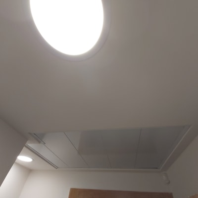 תקרת גבס עם פתח שירות מרובע