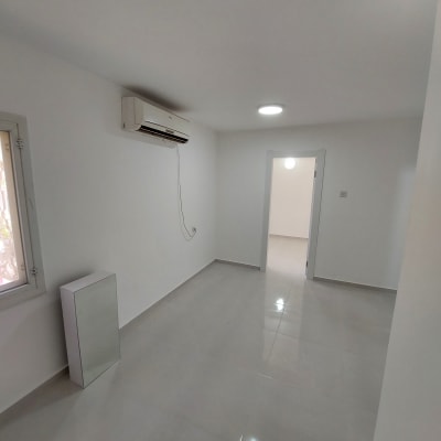 חדר משופץ עם רצפה חדשה ומזגן מותקן