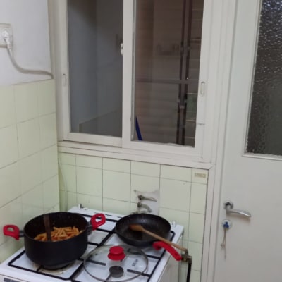 חלון זכוכית במטבח ליד דלת זכוכית