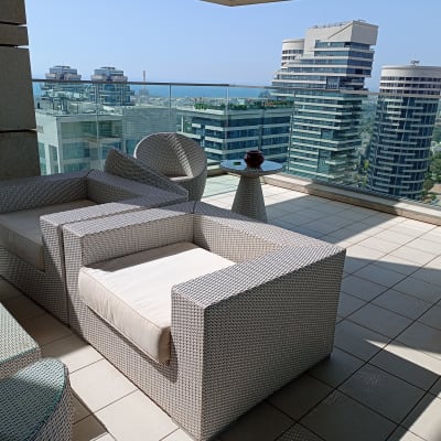 מרפסת עם ריהוט גן על רצפת אריחים נקייה