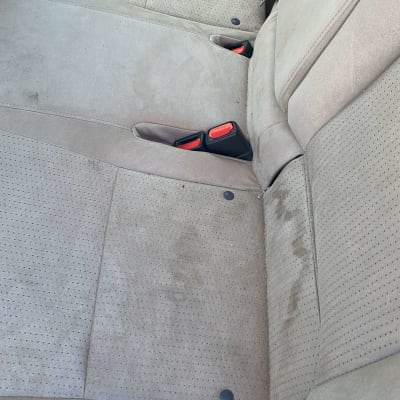 מושב רכב עם כתמים ולכלוך קל