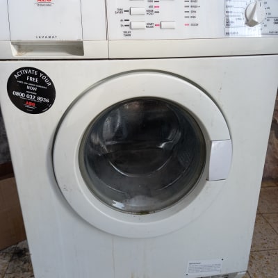 מכונת כביסה AEG עם כפתורים ותצוגה