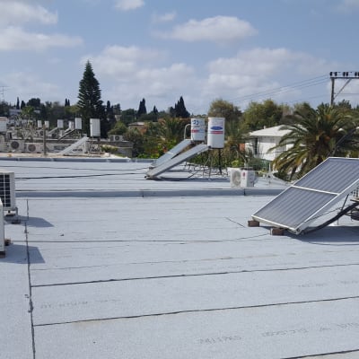 גג אטום עם יריעות ביטומניות ואביזרי חימום מים