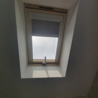 חלון גג עם תריס סגור ומסגרת עץ