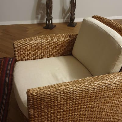 ריפוד הכריות מחדש בשתי כורסאות ראטן