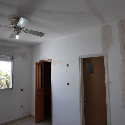 קירות עם תיקוני טיח בחדר במהלך שיפוץ