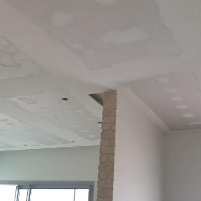 תקרת גבס עם תיקונים וחיבורים גלויים