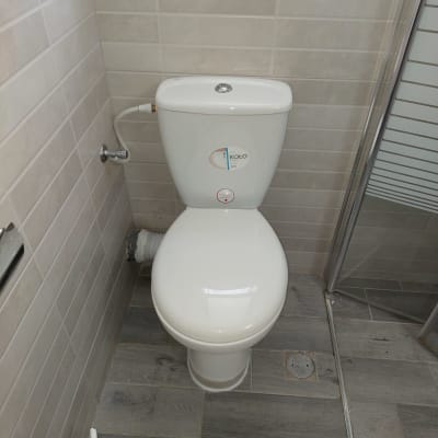 אסלה עם צינור חיבור, דלי ודבק סיליקון