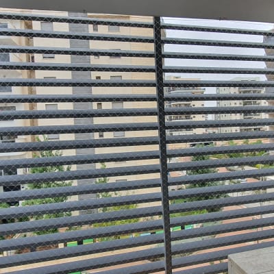 רשת מתכת על חלון למניעת כניסת יונים