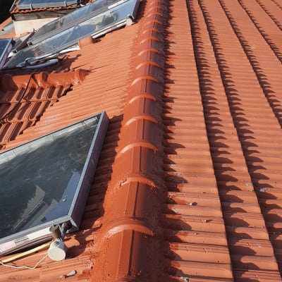 גג רעפים עם איטום לאורך הרכס המרכזי