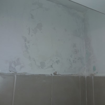 קיר עם קילופי צבע ותיקוני טיח