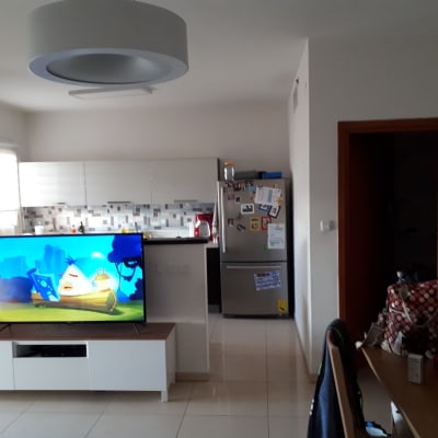 מטבח עם אריחים חדשים על הקיר