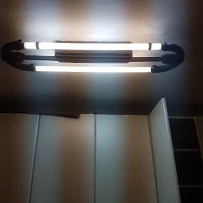 תאורת פלורסנט מותקנת על תקרה במטבח