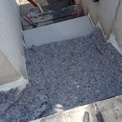 אקדח סיליקון על רצפה ליד מדרגות