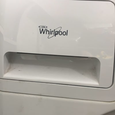 מכונת כביסה לבנה עם לוגו Whirlpool