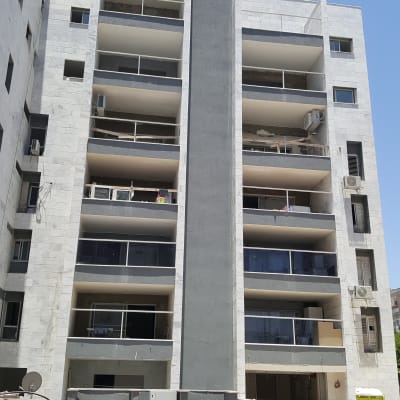 בניין מגורים עם מרפסות ומזגנים