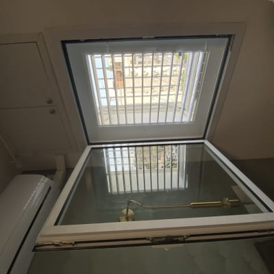 חלון אלומיניום פתוח עם סורגים