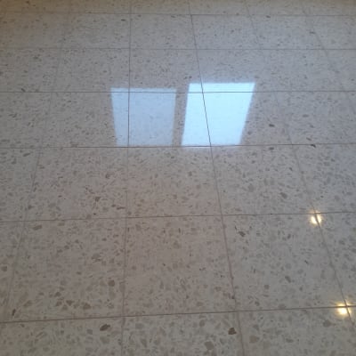 רצפה נקייה ומבריקה עם השתקפות אור